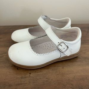 L’Amour Kids Leather White Mary Jane Flat - Size 9. Gently worn VGUC